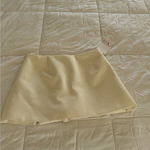 This is a mini skirt short from Zara never used, excellent condition